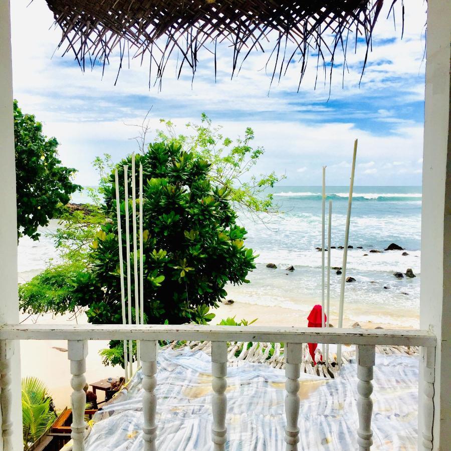 Surf Bar Mirissa Hotell Eksteriør bilde